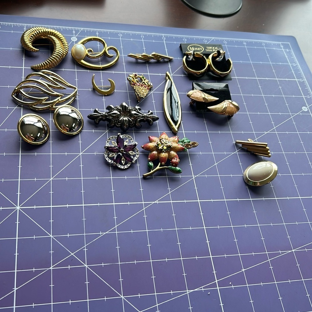 Monet collection of brooches & earrings new & old EUC  and travel pouch included - Picture 5 of 14